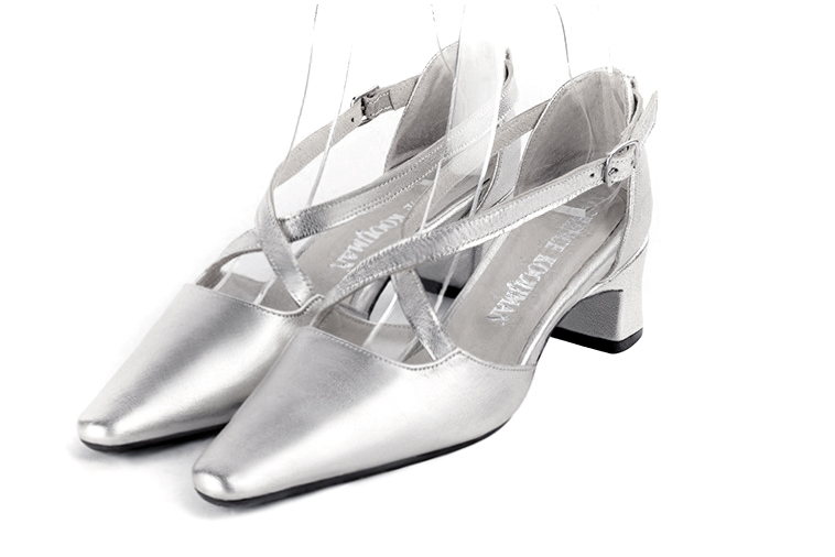 Light silver women's open side shoes, with crossed straps. Tapered toe. Low kitten heels. Front view - Florence KOOIJMAN